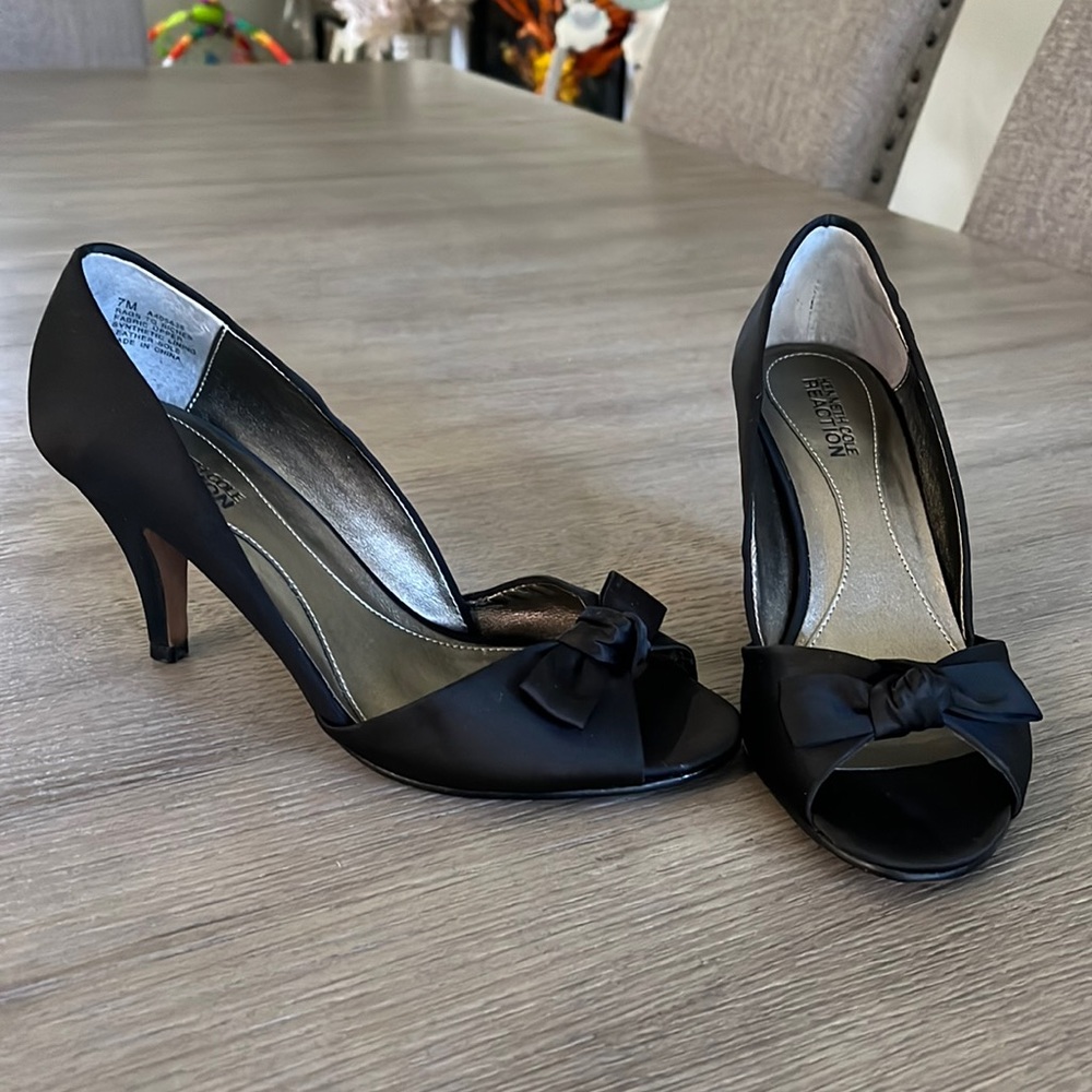 Kenneth Cole Reaction Peep toe pumps